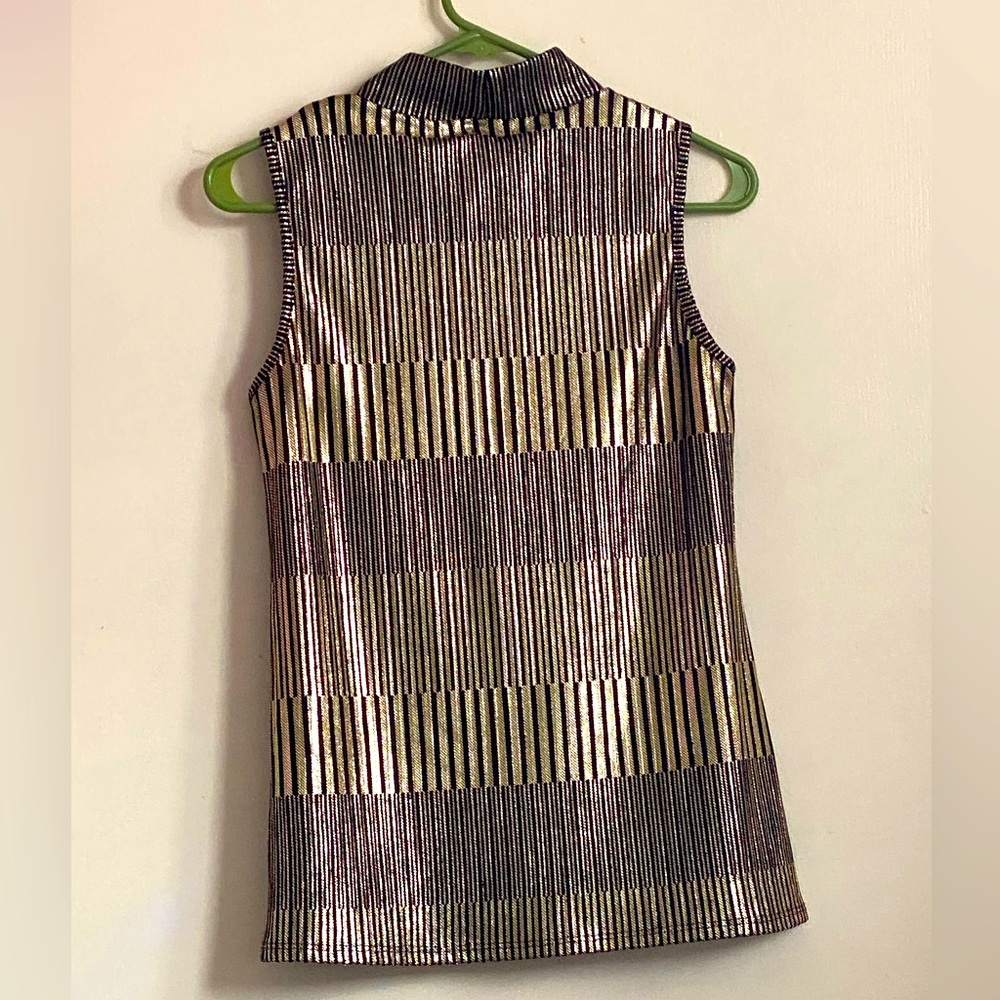Sleeveless turtleneck top